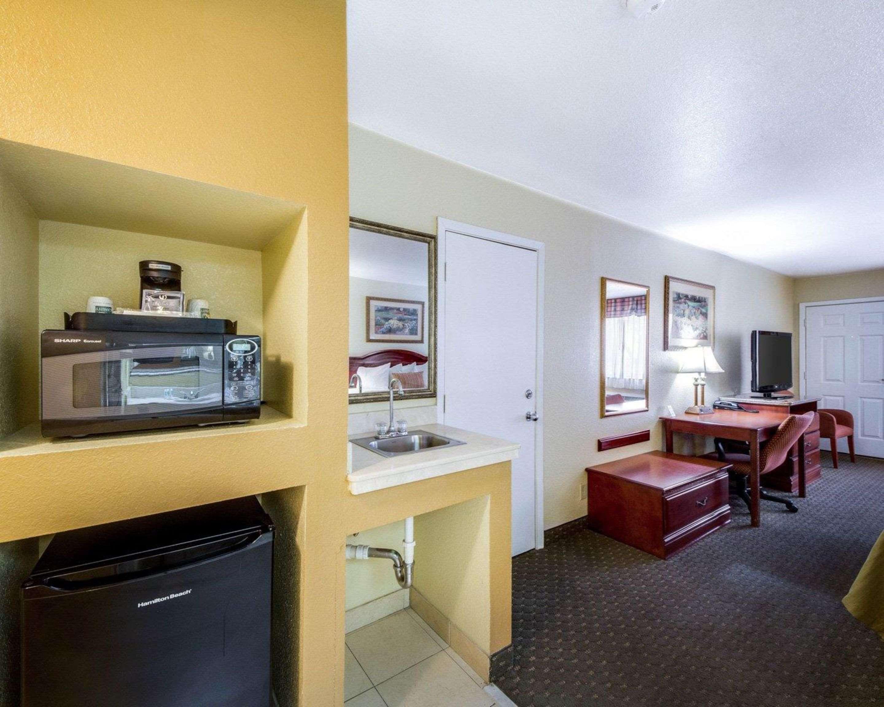 Econo Lodge Inn & Suites Eagle Pass Bagian luar foto