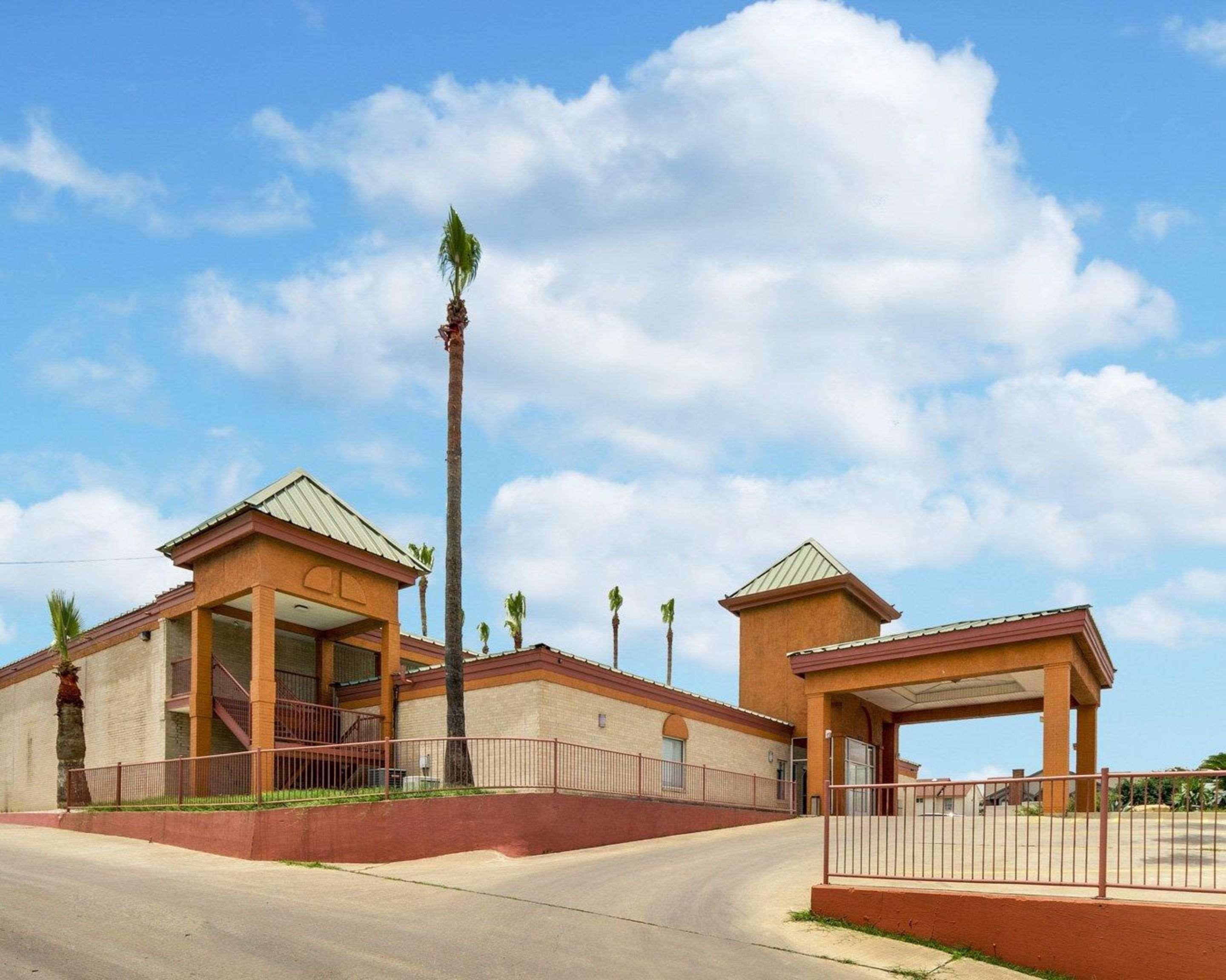 Econo Lodge Inn & Suites Eagle Pass Bagian luar foto