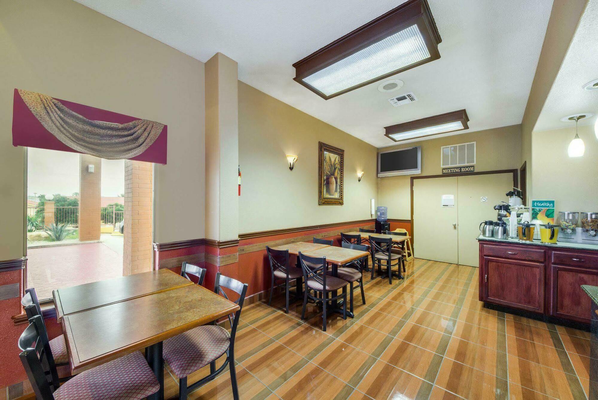 Econo Lodge Inn & Suites Eagle Pass Bagian luar foto