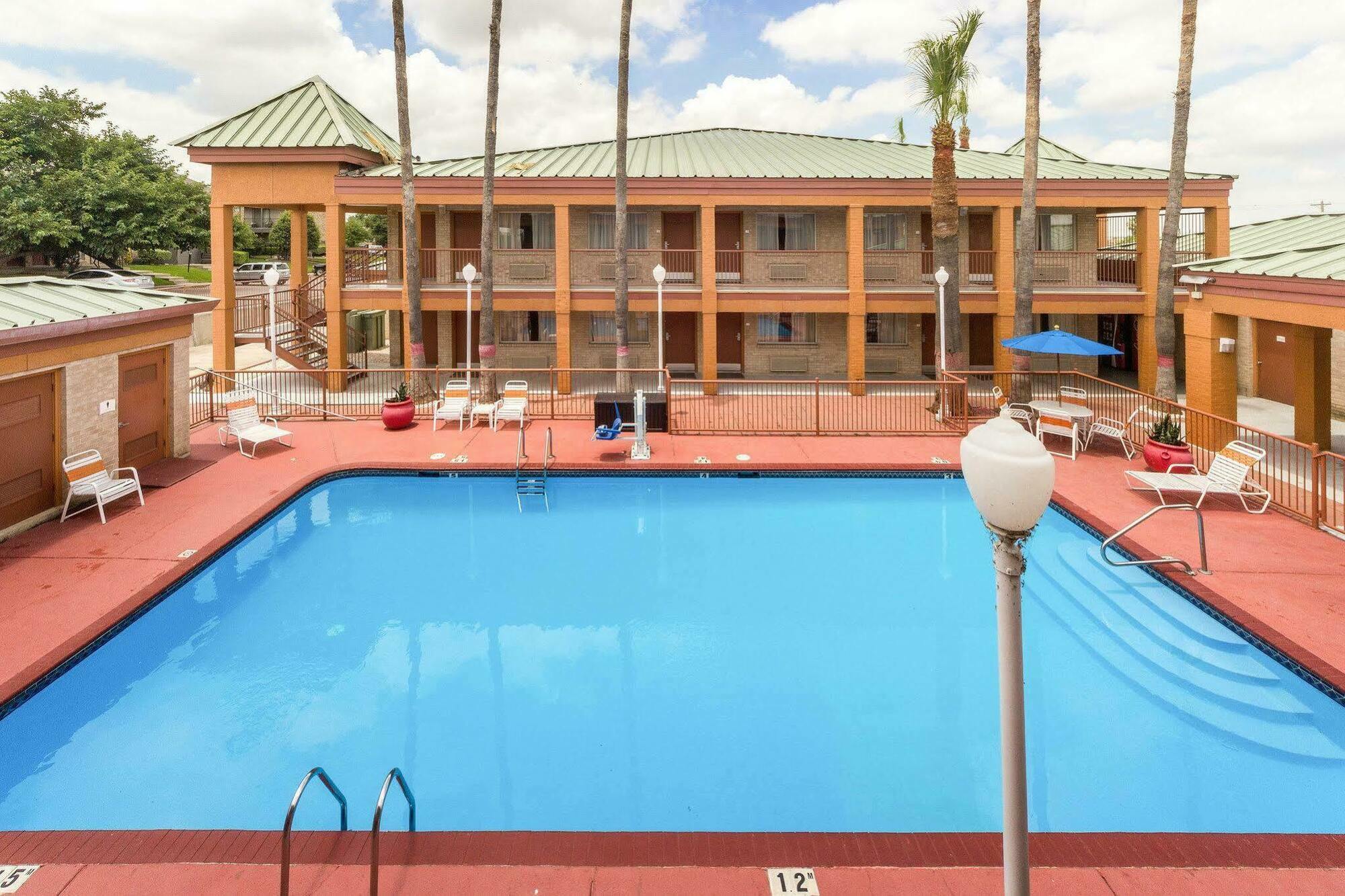 Econo Lodge Inn & Suites Eagle Pass Bagian luar foto
